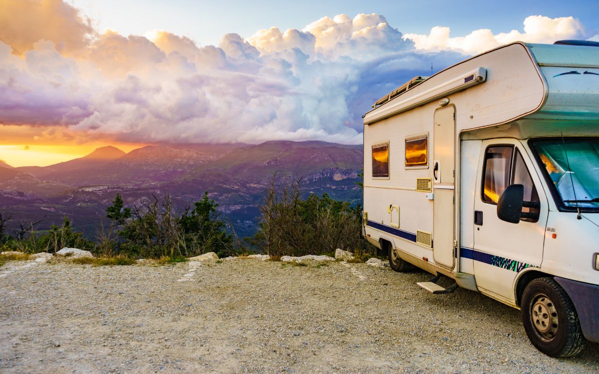 paisaje con camper