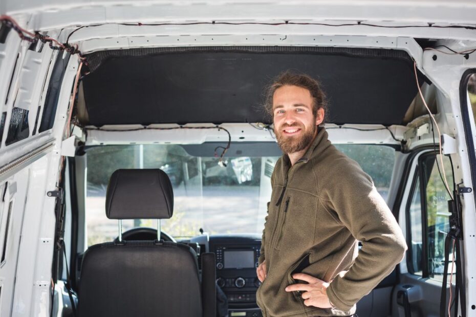 chico en furgoneta camper