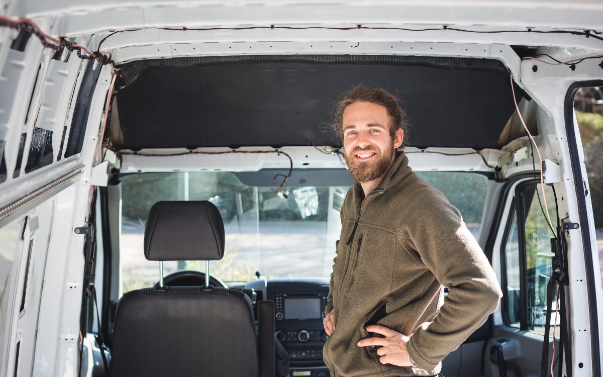 chico en furgoneta camper